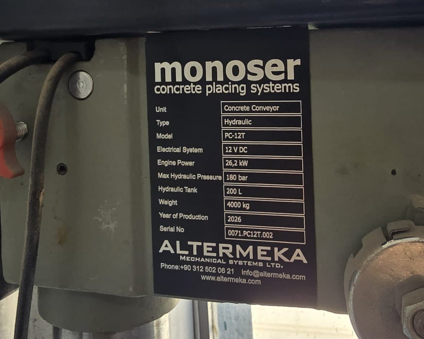 Monoser beton konveyörü üzerine monte edilmiş Altermeka makine isim plakası — Divan Etiket üretimi